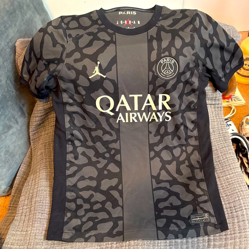 Boys size M Air Jordan Paris Saint-Germain Black Camouflage Jersey